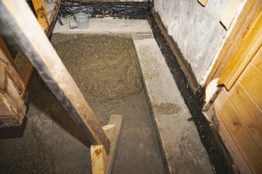 Bir binanın içine ıslak beton döktü. Kapalı çimento temelinin inşaat süreci.