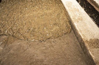 Bir binanın içine ıslak beton döktü. Kapalı çimento temelinin inşaat süreci.