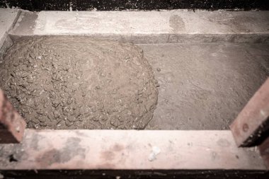 Bir binanın içine ıslak beton döktü. Kapalı çimento temelinin inşaat süreci.