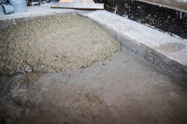 Bir binanın içine ıslak beton döktü. Kapalı çimento temelinin inşaat süreci.