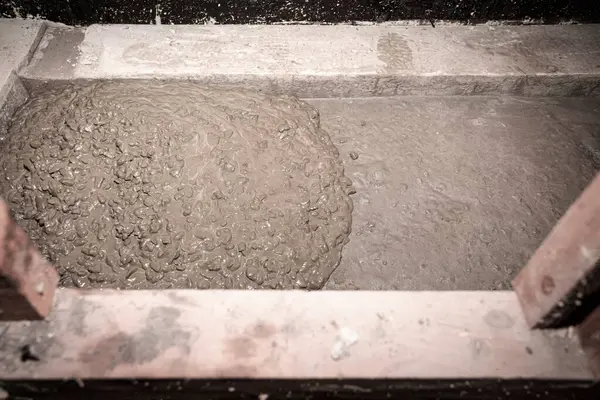 Bir binanın içine ıslak beton döktü. Kapalı çimento temelinin inşaat süreci.