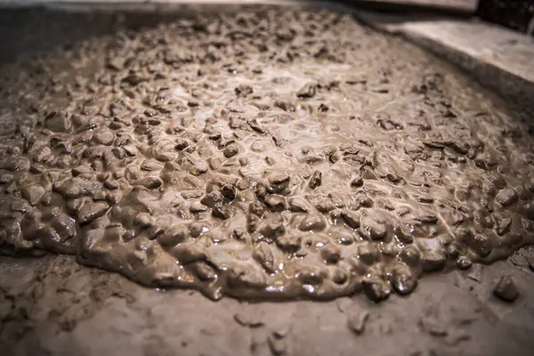 Yakından çakıllı ıslak beton dokusu. İnşaat ve tasarım için malzeme yüzeyi oluşturuluyor.