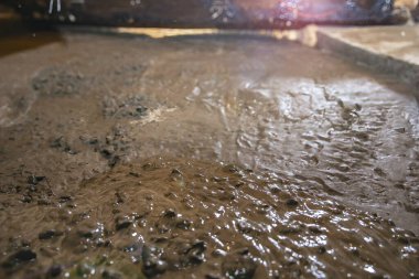 İnşaat sırasında plastik drenaj borusunun yanına taze beton döküldü.