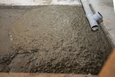 İnşaat sırasında plastik drenaj borusunun yanına taze beton döküldü.