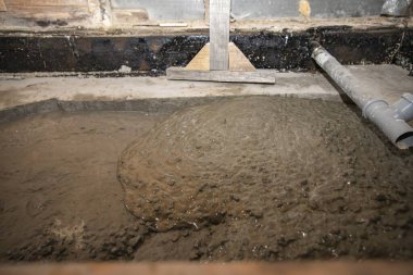 İnşaat sırasında plastik drenaj borusunun yanına taze beton döküldü.