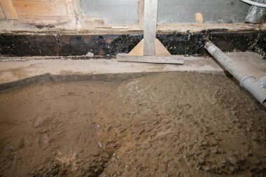 İnşaat sırasında plastik drenaj borusunun yanına taze beton döküldü.