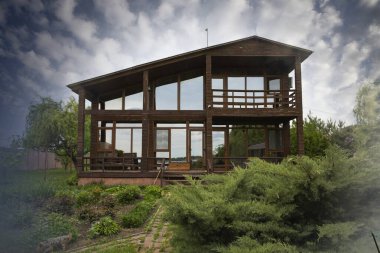 Kırsalda, leylak ve kozalaklı, huzurlu bahar inzivası olan kiralık ahşap bir ev.