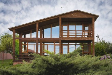 Kırsalda, leylak ve kozalaklı, huzurlu bahar inzivası olan kiralık ahşap bir ev.