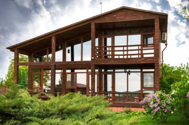 Kırsalda, leylak ve kozalaklı, huzurlu bahar inzivası olan kiralık ahşap bir ev.