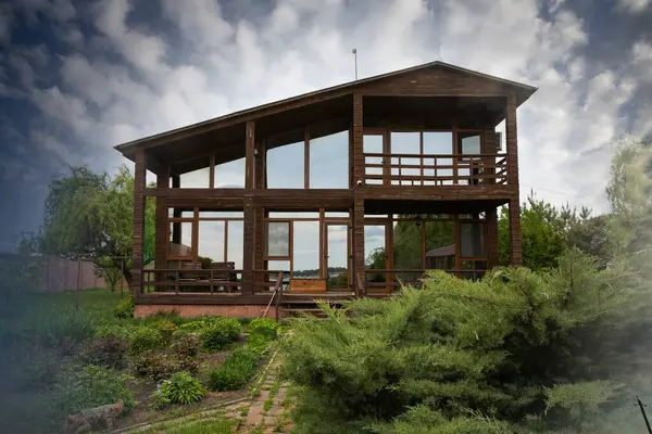 Kırsalda, leylak ve kozalaklı, huzurlu bahar inzivası olan kiralık ahşap bir ev.