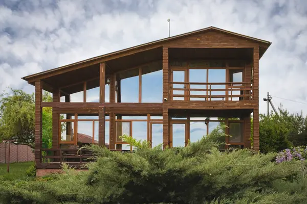 Kırsalda, leylak ve kozalaklı, huzurlu bahar inzivası olan kiralık ahşap bir ev.