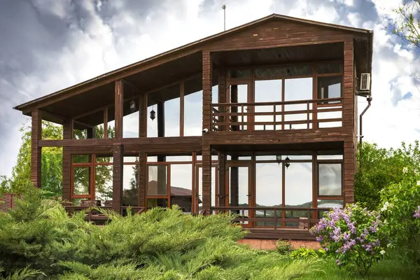 Kırsalda, leylak ve kozalaklı, huzurlu bahar inzivası olan kiralık ahşap bir ev.