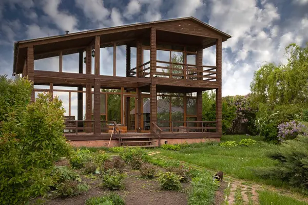 Kırsalda, leylak ve kozalaklı, huzurlu bahar inzivası olan kiralık ahşap bir ev.