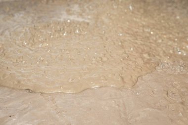 Yüzeyde akan bej ıslak beton dokunun yakın çekimi