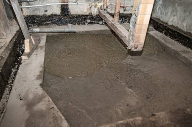 Düzleştirme aracıyla yenileme sırasında kapalı beton döşeme