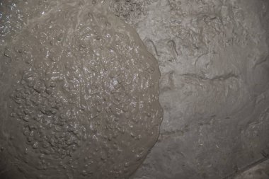 Yüzeyde akan bej ıslak beton dokunun yakın çekimi