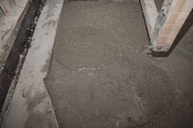 Düzleştirme aracıyla yenileme sırasında kapalı beton döşeme