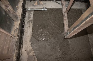 Düzleştirme aracıyla yenileme sırasında kapalı beton döşeme