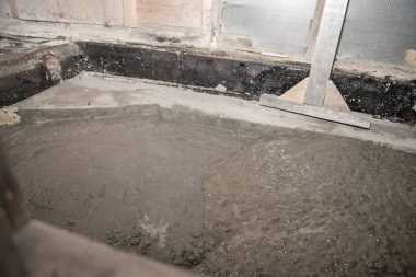 Düzleştirme aracıyla yenileme sırasında kapalı beton döşeme