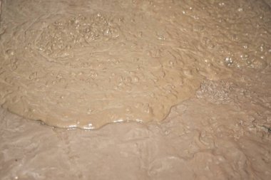 Yüzeyde akan bej ıslak beton dokunun yakın çekimi