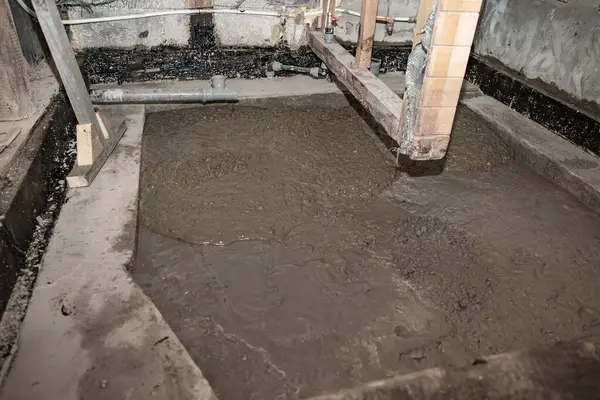 Düzleştirme aracıyla yenileme sırasında kapalı beton döşeme