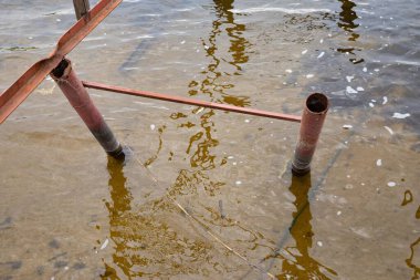 Fırtına, yıkım ve doğal afet kavramı, göldeki kırık ahşap iskele.
