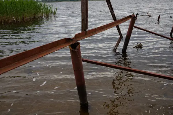 Fırtına, yıkım ve doğal afet kavramı, göldeki kırık ahşap iskele.