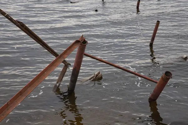 Fırtına, yıkım ve doğal afet kavramı, göldeki kırık ahşap iskele.