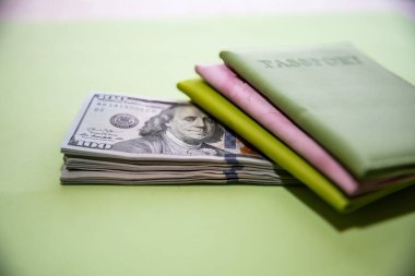 Amerikan doları ve renkli pasaportlar seyahat ve finans kavramı