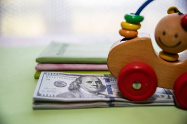 Oyuncak araba Amerikan doları ve pasaport konseptiyle seyahat, finans ve aile