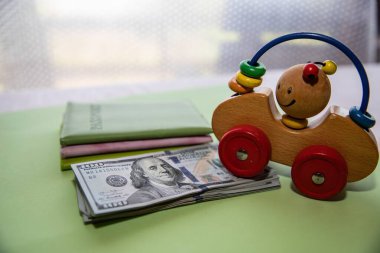 Oyuncak araba Amerikan doları ve pasaport konseptiyle seyahat, finans ve aile