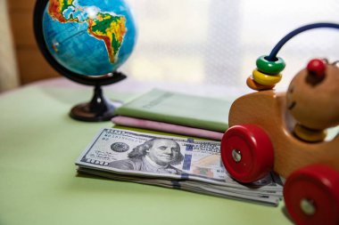 Dolar banknotları, renkli pasaportlar ve küreyle seyahat kavramı