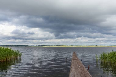 Kara fırtınalı gökyüzü dramatik bulutlar, doğal hava arkaplanı ve iklim için karamsar atmosfer, soyut doğa ve gökyüzü dokusu temaları