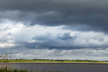 Kara fırtınalı gökyüzü dramatik bulutlar, doğal hava arkaplanı ve iklim için karamsar atmosfer, soyut doğa ve gökyüzü dokusu temaları