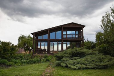 Modern ahşap ev bulutlu gökyüzünün altında