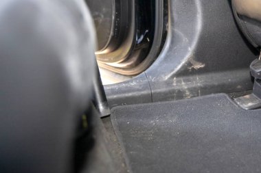 Adam arabanın içini elektrikli süpürge ile temizliyor. Otomotiv temizliği ve hijyen.