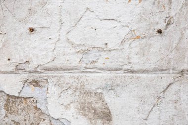 Toprak dokulu yüzeyde mineral veya tuz formasyonlu kuru beyaz yamanın üst görünümü