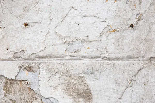 Toprak dokulu yüzeyde mineral veya tuz formasyonlu kuru beyaz yamanın üst görünümü