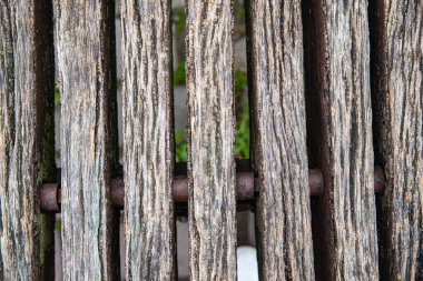 Kırmızıya boyanmış eski, yıpranmış ahşap yüzey