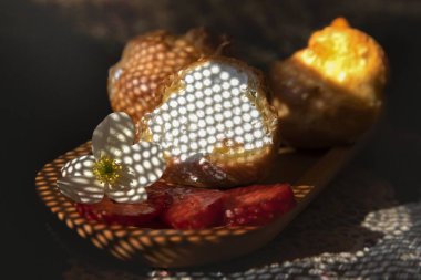 Ekmek ve çilek Çiçekli gölgeler sanatsal sabah ışığında