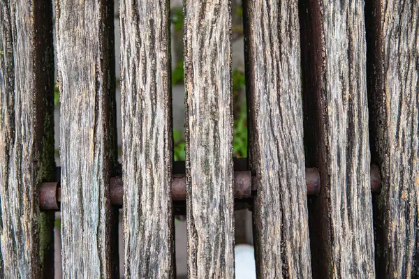 Kırmızıya boyanmış eski, yıpranmış ahşap yüzey