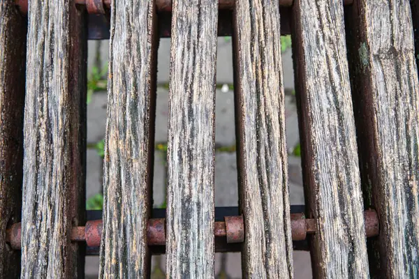 Kırmızıya boyanmış eski, yıpranmış ahşap yüzey