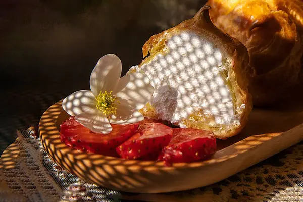 Ekmek ve çilek Çiçekli gölgeler sanatsal sabah ışığında