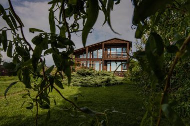 Huzurlu kırsal yaşam tarzı olan ahşap kır evi.