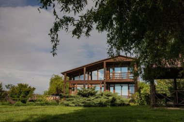 Huzurlu kırsal yaşam tarzı olan ahşap kır evi.