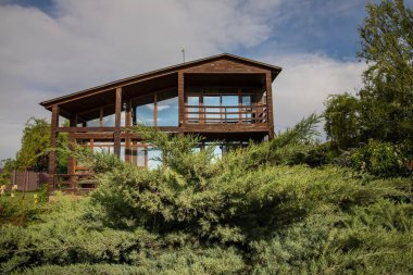 Huzurlu kırsal yaşam tarzı olan ahşap kır evi.