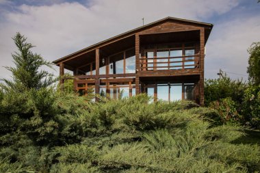 Huzurlu kırsal yaşam tarzı olan ahşap kır evi.