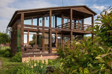 Huzurlu kırsal yaşam tarzı olan ahşap kır evi.