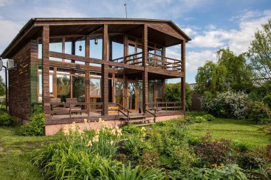 Huzurlu kırsal yaşam tarzı olan ahşap kır evi.