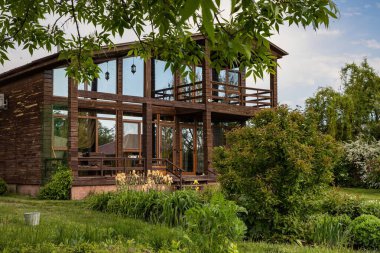 Huzurlu kırsal yaşam tarzı olan ahşap kır evi.